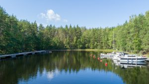 Satamosaaren laitureita ja niihin kiinnittyneitä veneitä