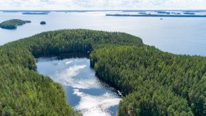 Pullikaisen lahti kimmeltää auringossa.