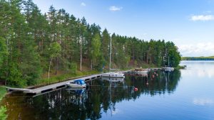 Ruhan päälaituri ja siihen kiinnittyneitä veneitä.