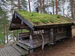 Ruuhonsaarten legendaarinen sauna, jossa kunttakatto