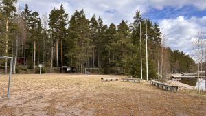 Haapasaaren piha-alue ja pelikenttä.